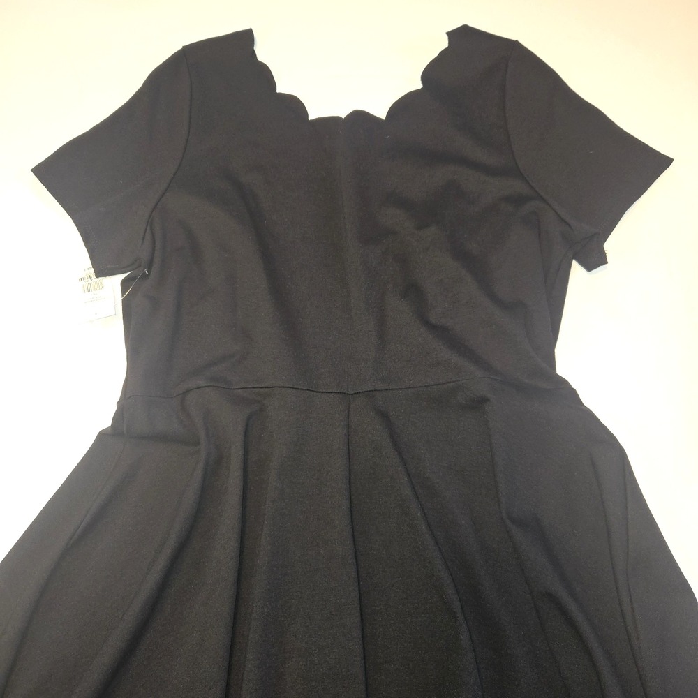 Fashion to Figure Black Short‎ Sleeve Scallop Neck Midi Dress Size 2